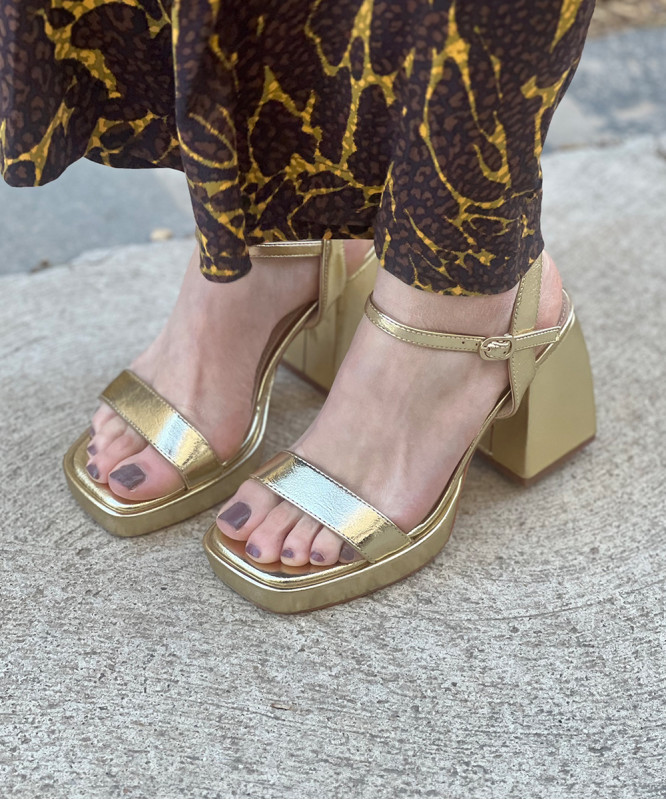 Vanessa Wu sandales dorées à talons